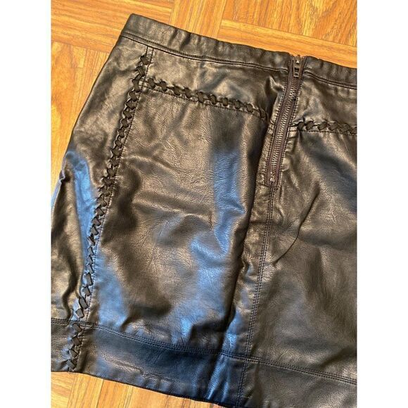 Blank NYC women's black faux leather y2k with braided side pockets mini skirt 28 - Picture 4 of 9
